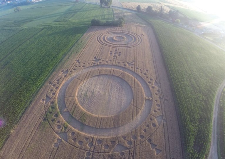 Gli alieni ritornano a Poirino. Un nuovo esperimento sociale con i cerchi  nel grano