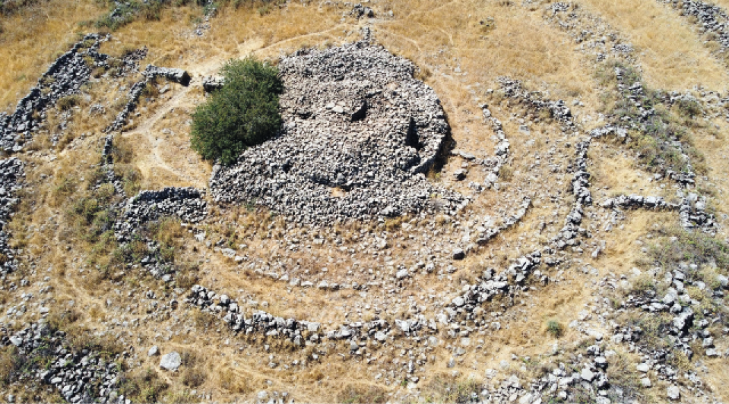 Una nuova interpretazione del tumulo rotante